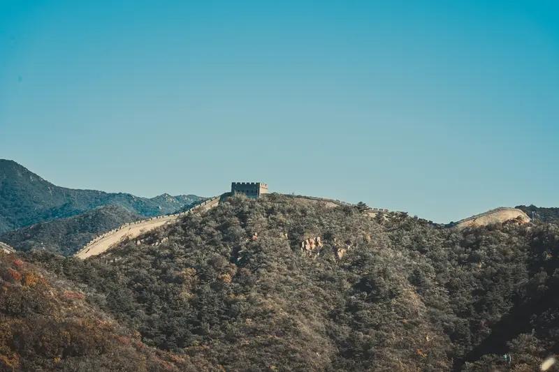 人这辈子真得去爬一趟长城！之前我去爬八达岭长城，那场面太震撼了。

站在山脚下，