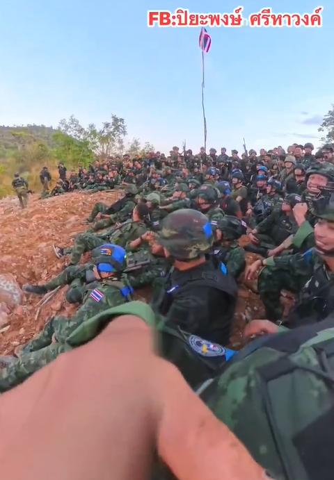 柬泰战争跟闹着玩一样的！

泰国军队在攻占柬埔寨每一处阵地之后，都会集结起来庆祝