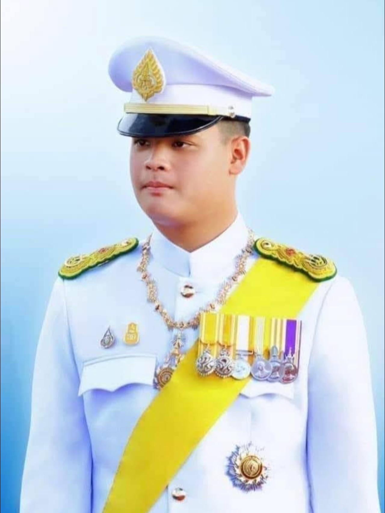 提帮功过21岁生日，跟泰王共用一张脸
提帮功在德国留学，生日当天没回国。此时泰王