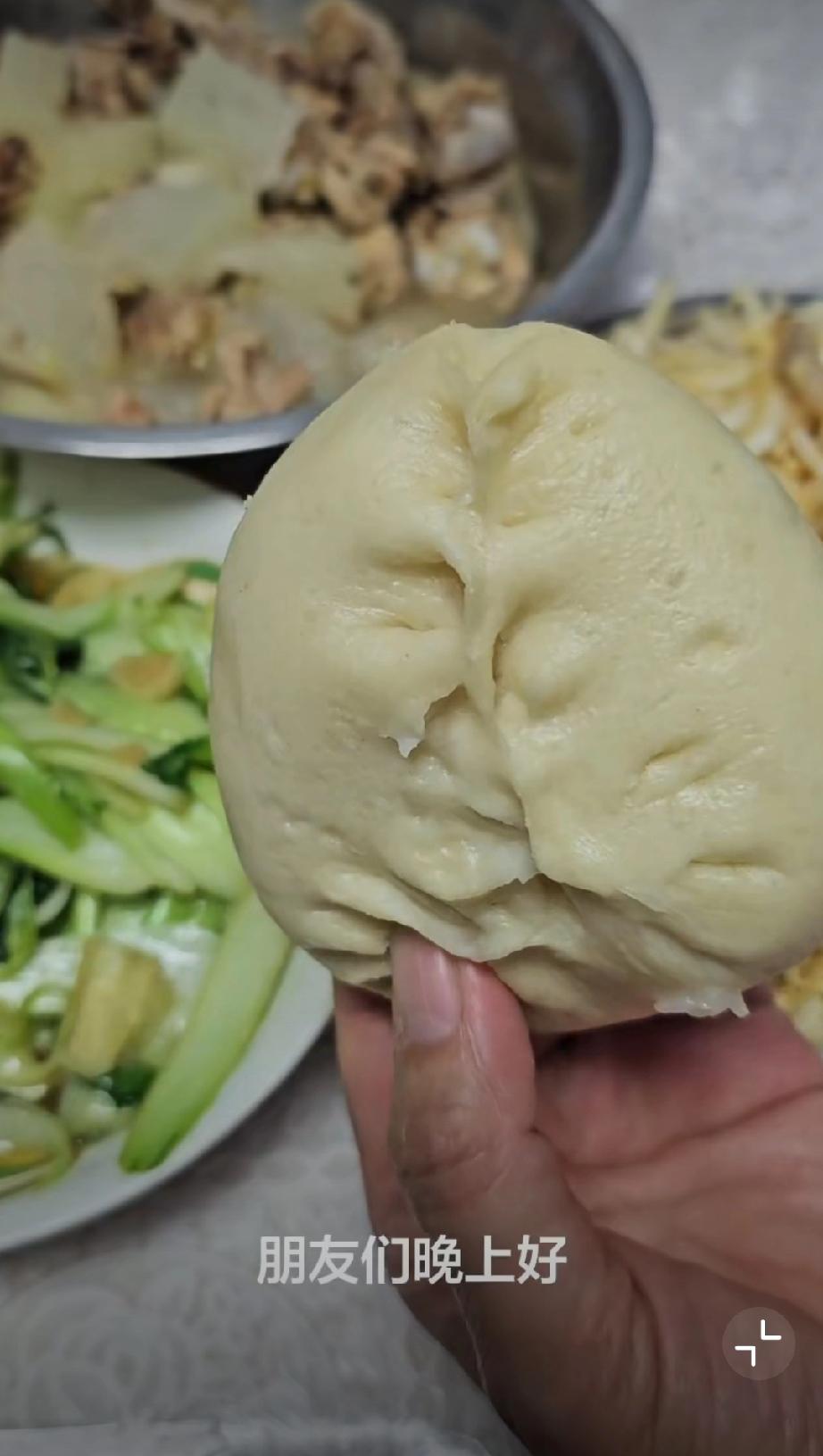 据说这是山东威海的特色：大米馅的包子。[惊呆]

和郭德纲的相声的段子：大饼卷馒