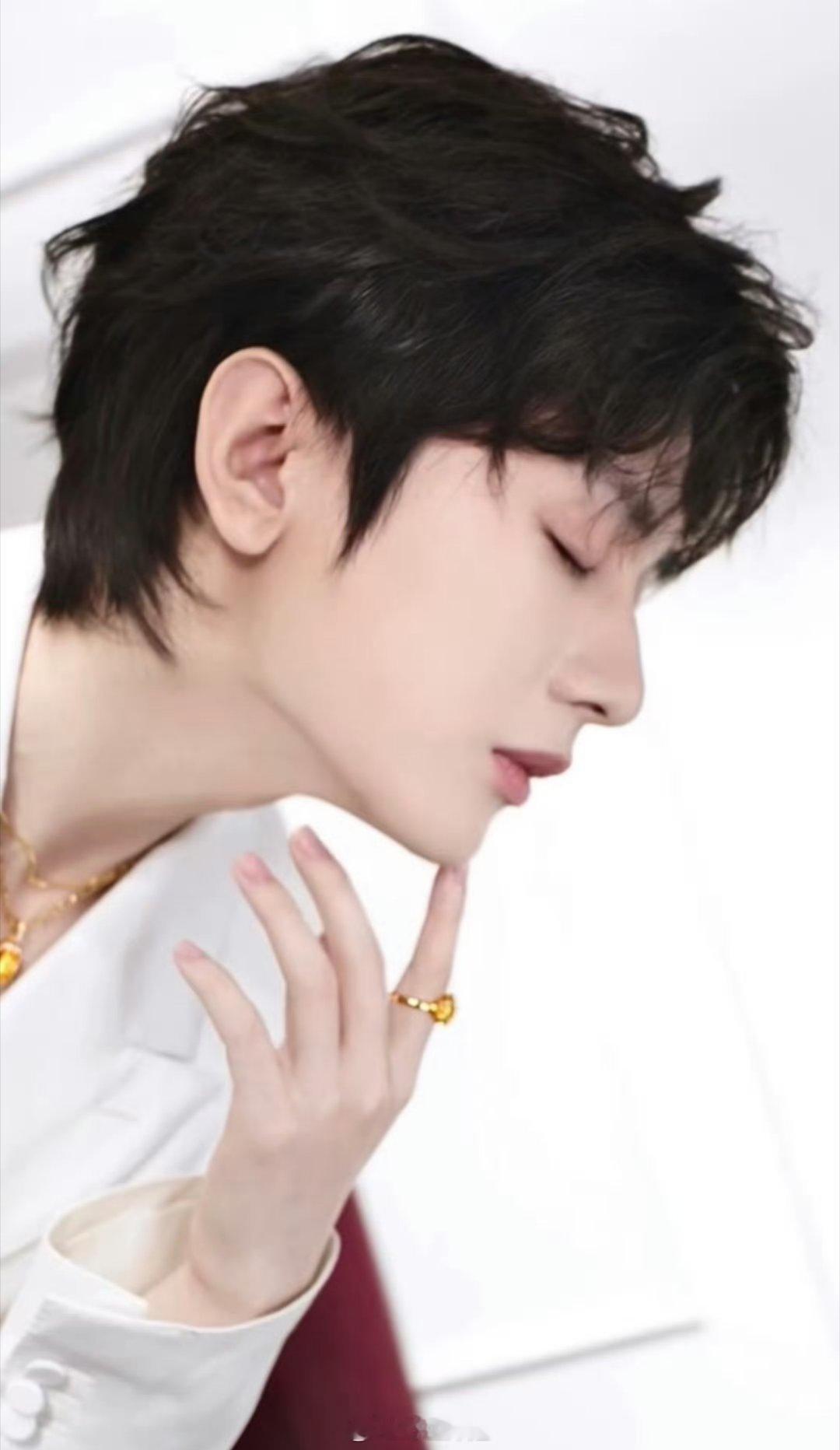 成毅的V中文版发布节奏来了，已经开启预热模式了，分为A、B两版封面，每版限量两万