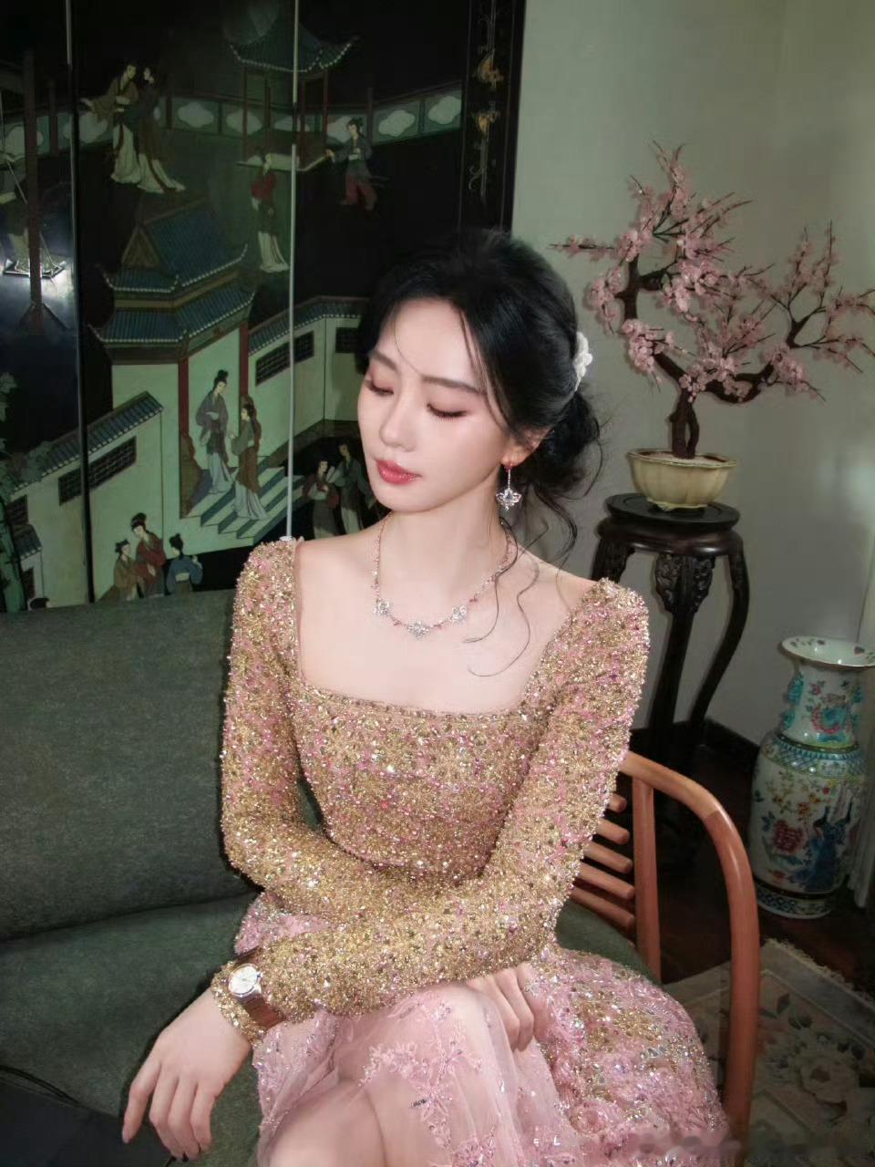 刘诗诗东方风雅刘诗诗美丽花絮  开启新的一周～步履生香处，流淌东方风雅 ​刘诗诗