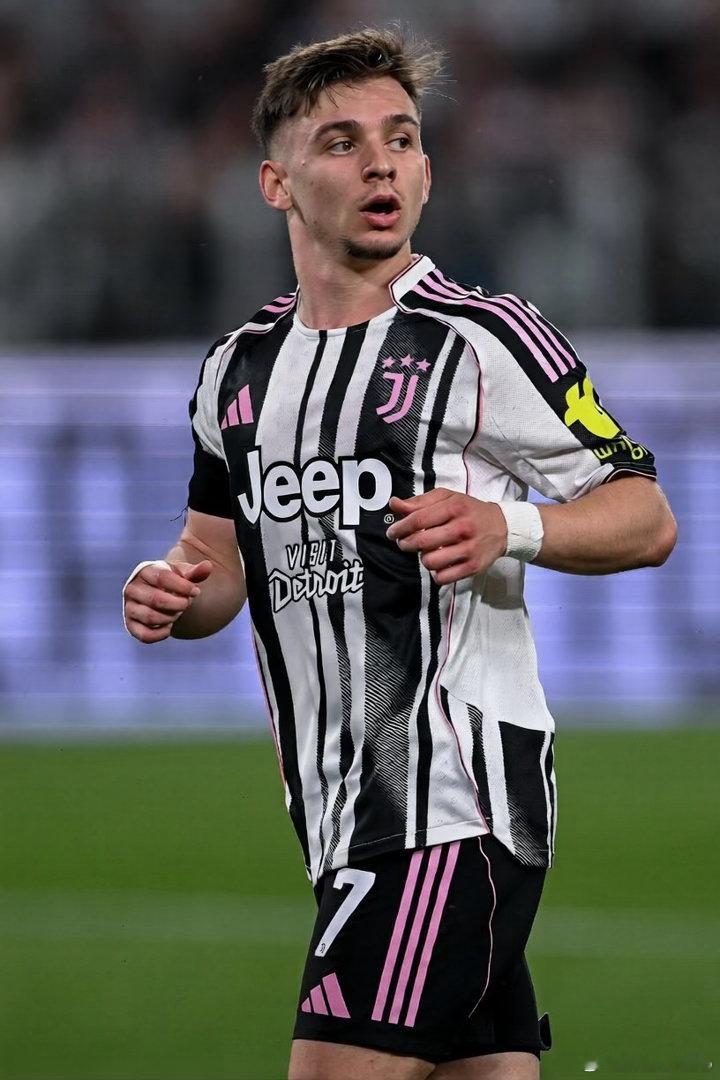 米兰体育报：斯帕莱蒂的神秘计划曝光！将小孔塞桑培养成尤文图斯的萨拉赫！这是沿着他