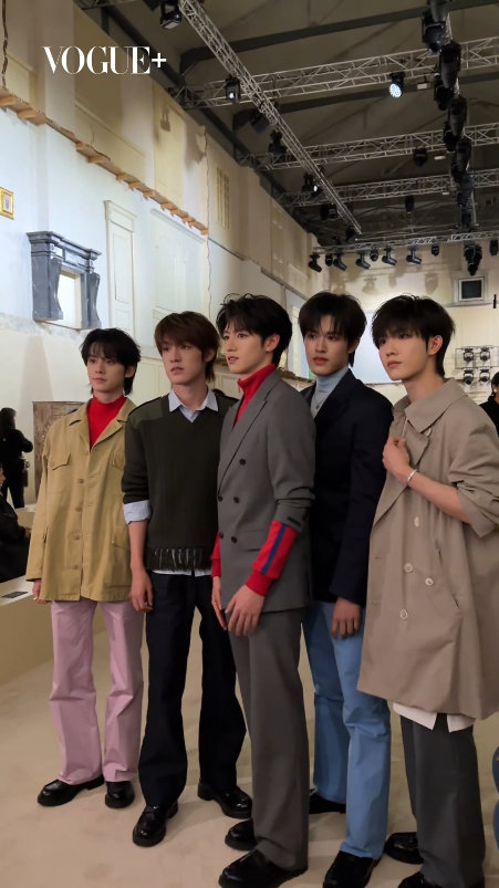 杨幂登陆少年组合Prada大秀同框杨幂一袭纯白套装尽显高级松弛感，登陆少年组合则