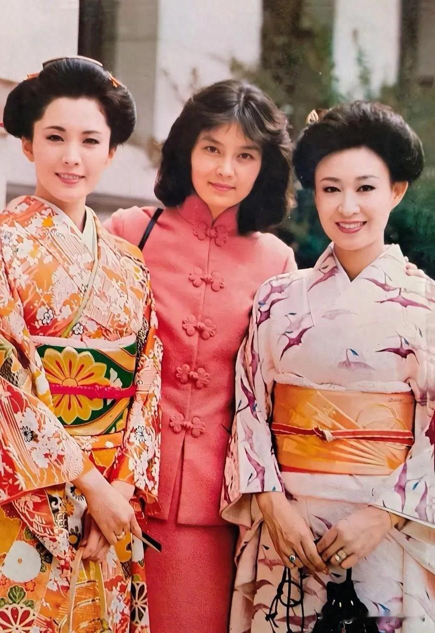 您还记得这三位演员吗？

       这是四十多年前很多人家里都有的照片，穿和