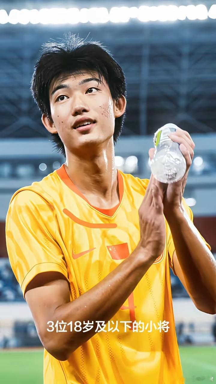 谁能想到，主帅邵佳一将17岁的赵松源召进国足，他也成了国足史上第一位中学生国脚。