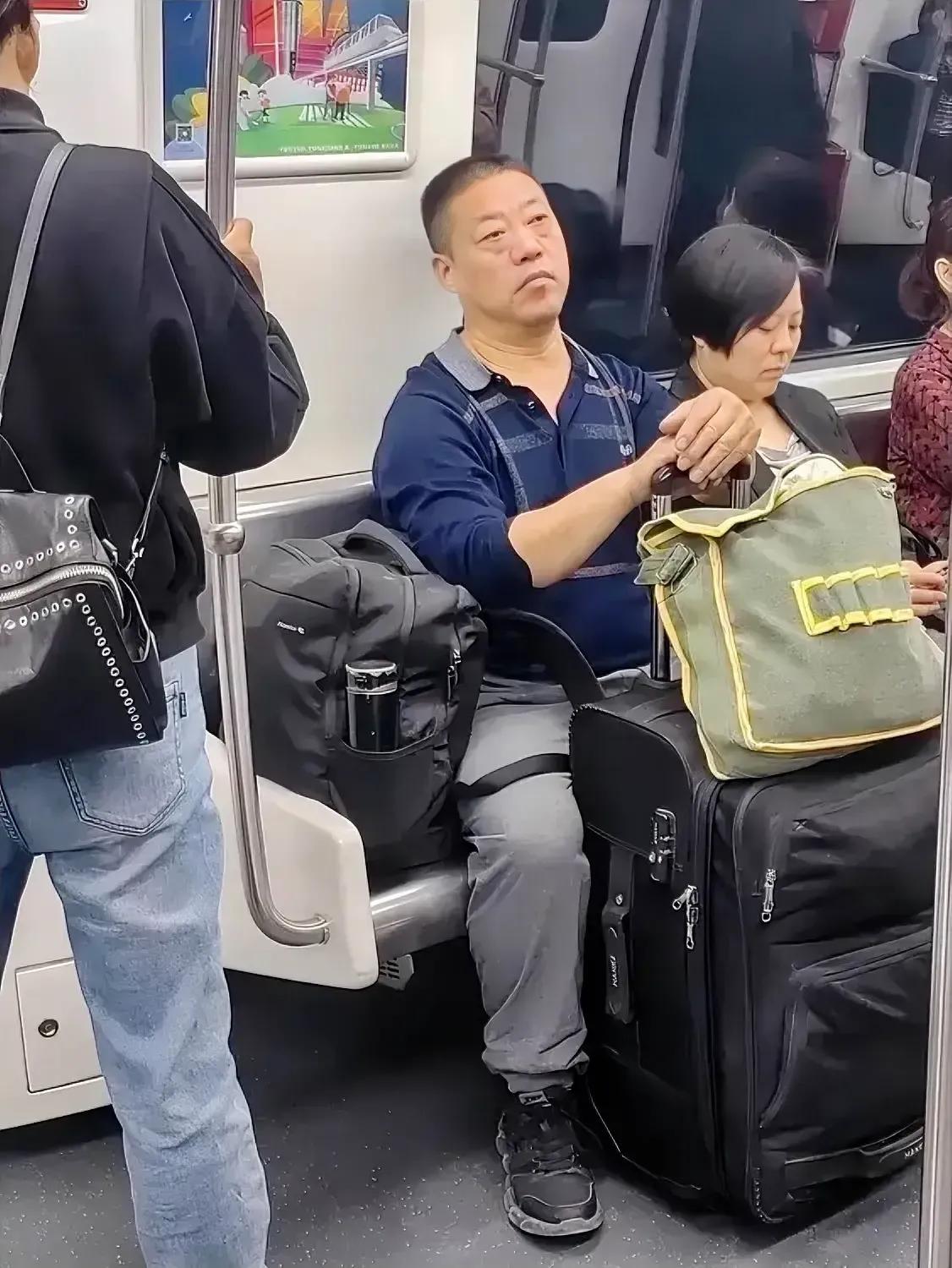 车厢里：这位大哥，自己坐着座，而且行也李占着座，还那么神态自若，满脸不可一世的样