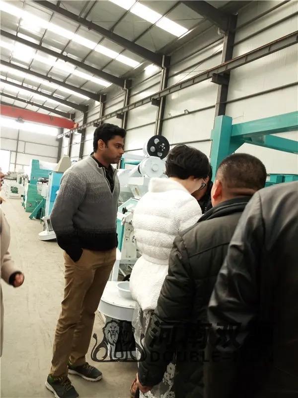 夫妻离婚，女儿最好跟着父亲，父亲最会保护自己的女儿了。
下面讲的这位高学历离异母