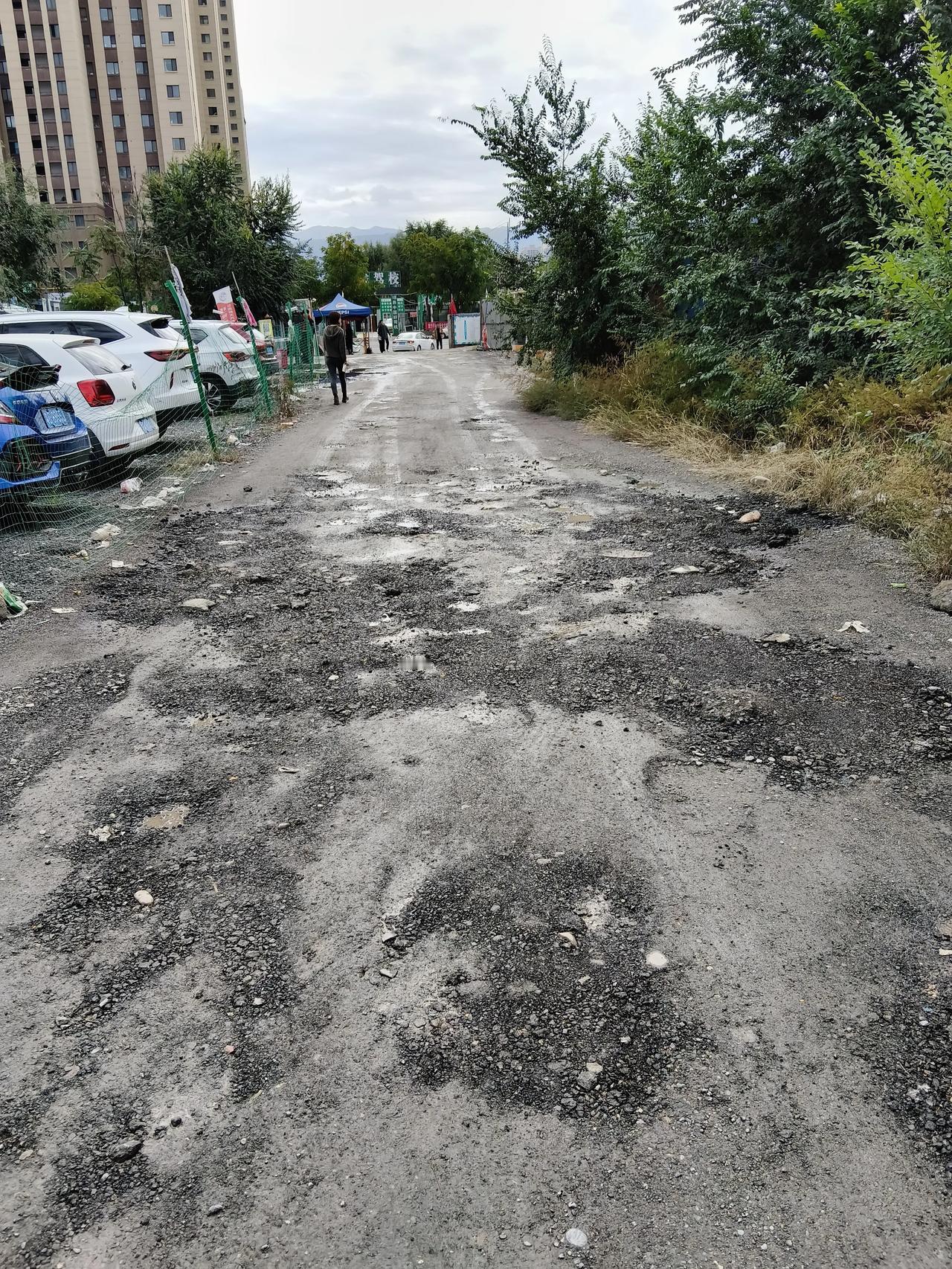 遇到天气下雨的时候这里就在和泥，好在充电厂的工作人员把这路上用土填了一下。
我去