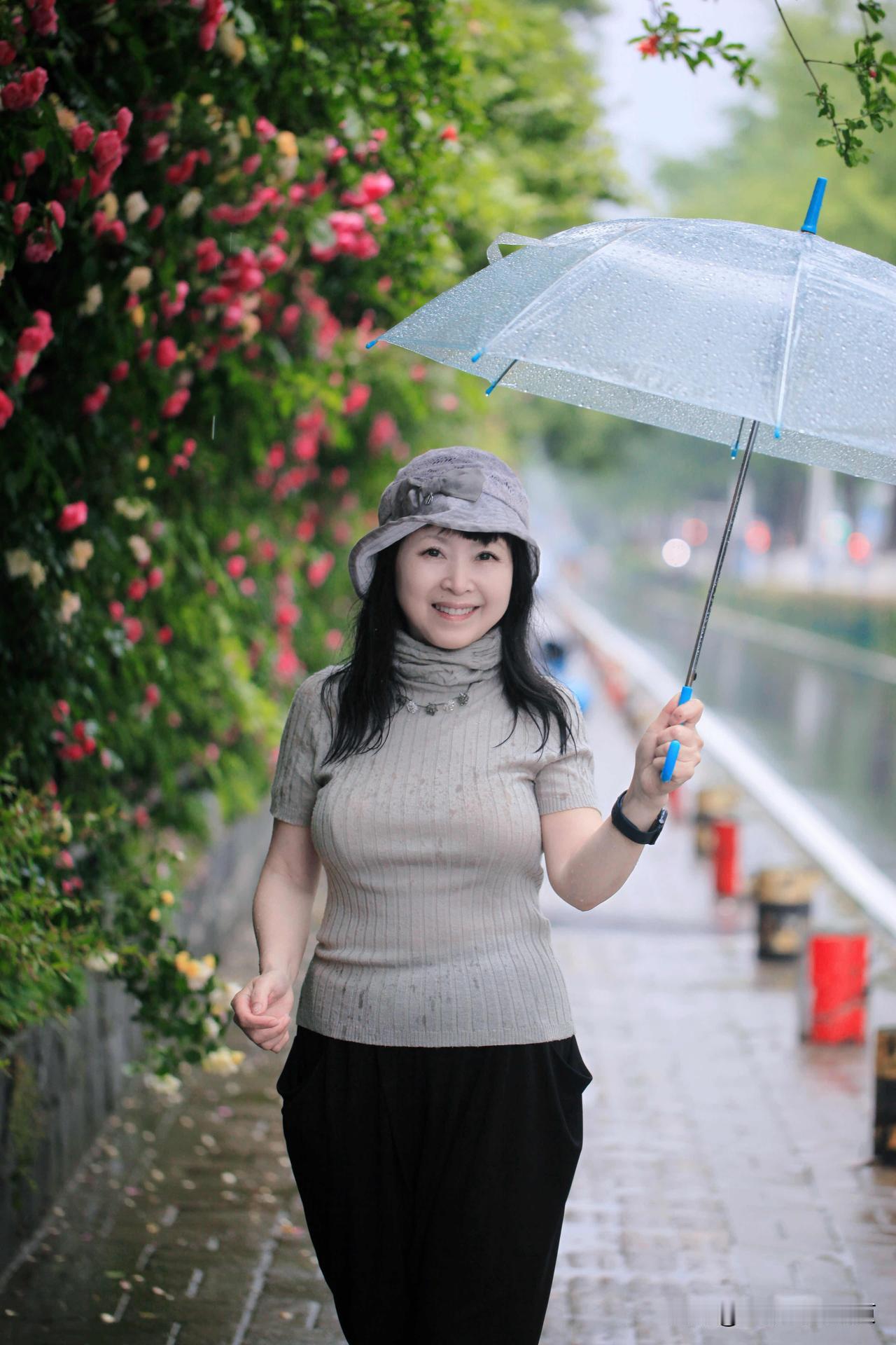 节日最开心的日子从不需要多热闹 。
一个美美的午觉，
一场淅淅沥沥的小雨，
一墙