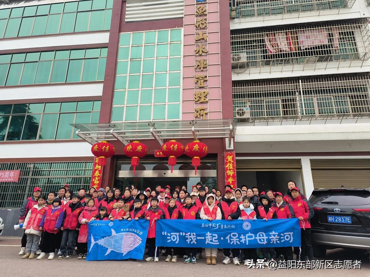 益阳赫山区开展“返家乡大学生‘河’我在一起，保护母亲河”净滩行动
       