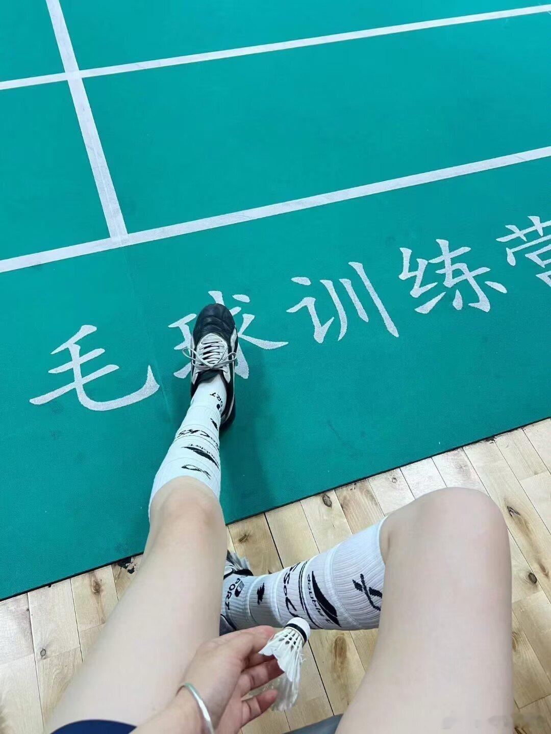 一定要让孩子知道，朋友是流动的。不用专门和谁玩。 遇见谁，就和谁玩。如果别人不和