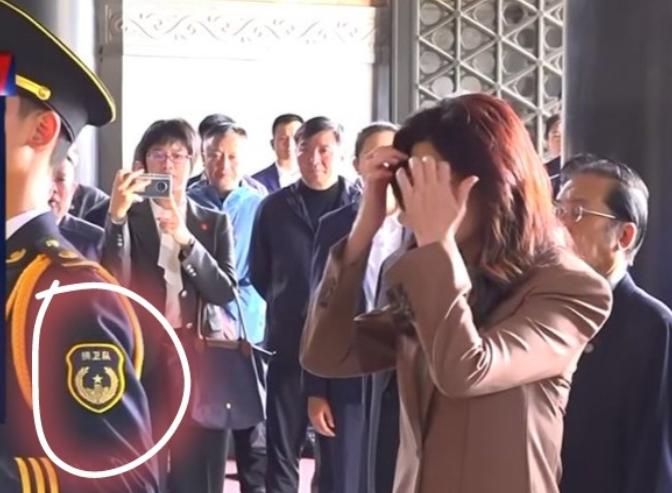 从细节看出诚意
今天，郑丽文携团赶赴南京中山陵拜谒，在献花环节时，礼仪人员既不是