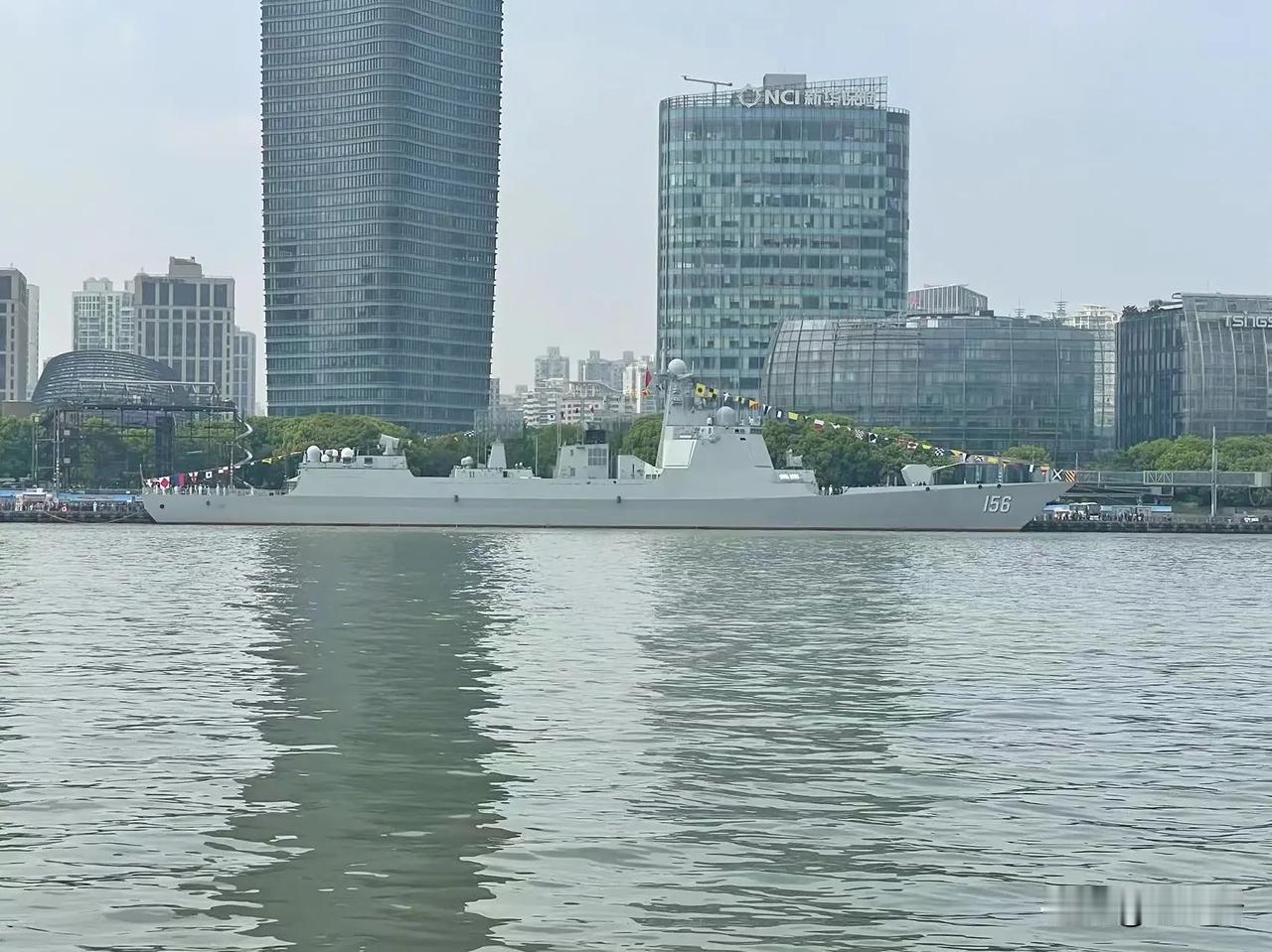 惊！我新锐055驱逐舰遭众多重炮瞄准？！
好吧，大家也看得见，我就是开个玩笑。不
