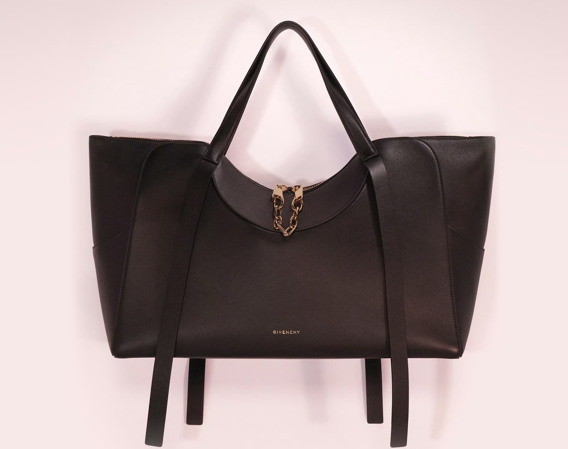 章若楠 ｜GIVENCHY纪梵希2026秋冬时装秀纪梵希品牌大使章若楠身穿纪梵希