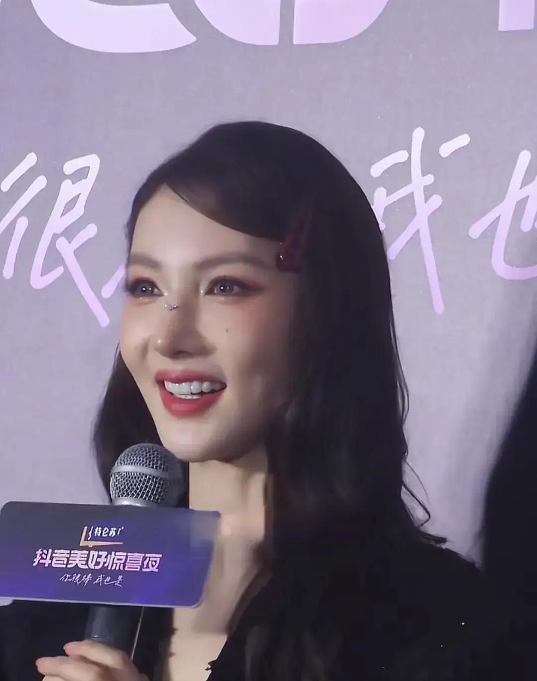 完全认不出这是金晨了，还以为是哪个韩国女明星呢！说实话，在中国动了脸的女明星难免