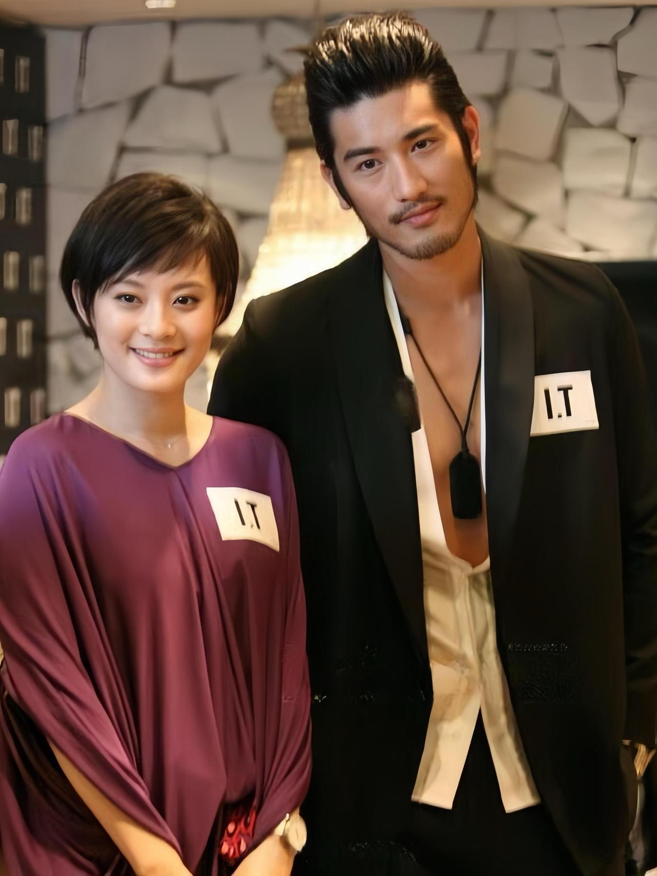 天底下还有帅过高以翔的男人吗？根本没有！
娘娘身边就该站这种荷尔蒙爆棚的男人，一