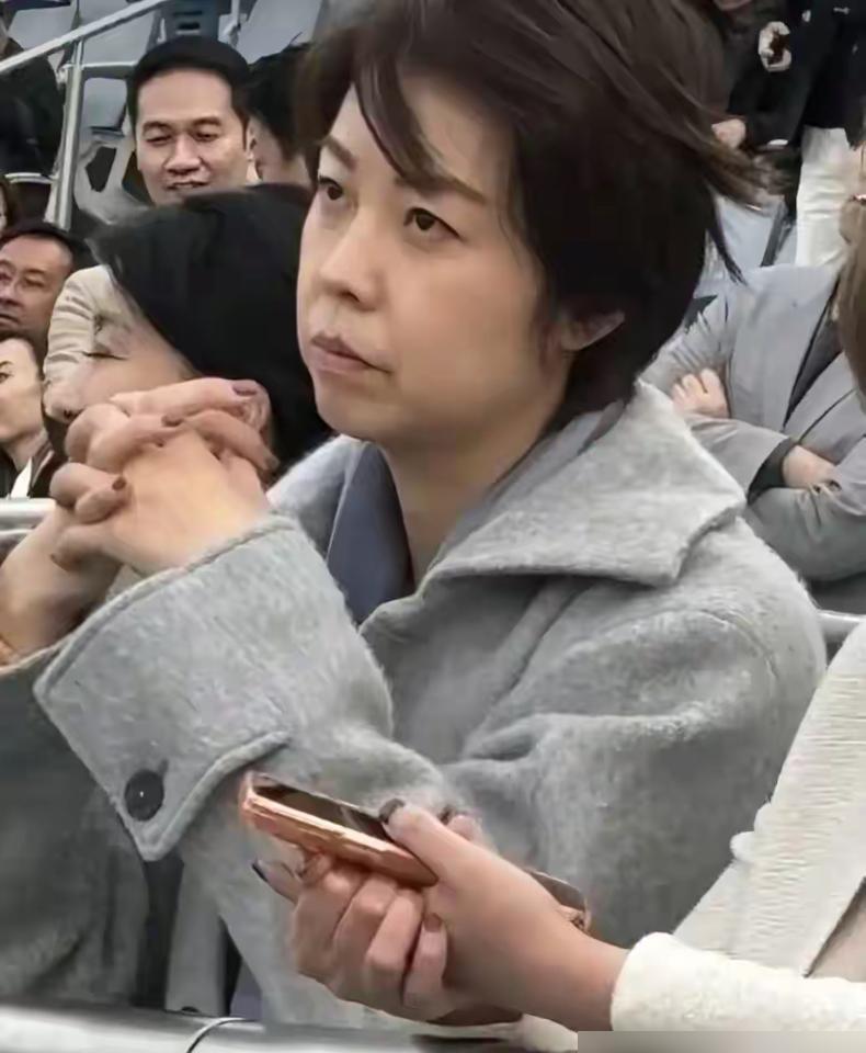 那场婚礼上，她穿着简单的旗袍，身边站着头发已见稀疏的他。
李宁和邓亚萍坐在台下，