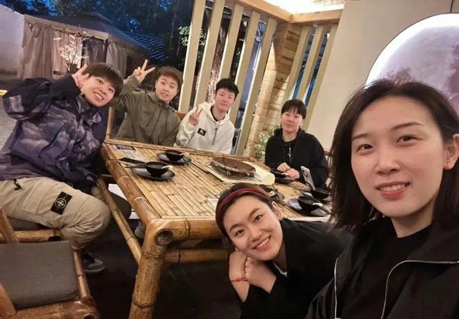 6位女乒球员温馨聚餐照：
我只认出了俊目流眄、樱唇榴齿的钱天一，笑容灿烂、侧身比