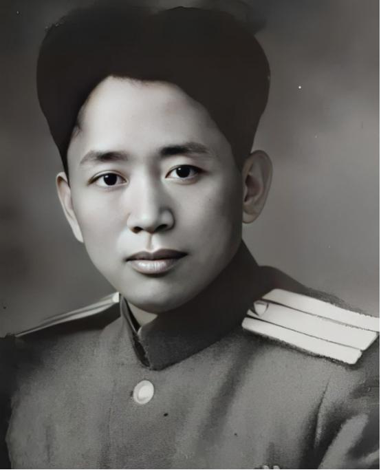 1935年，刘亚楼的警卫员不小心落入敌人手中，被敌人吊在树上打，一老汉看见后，黑