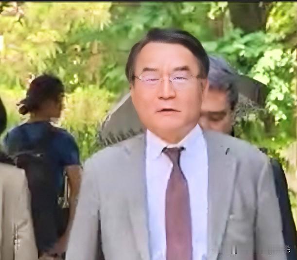 韩国前总统尹锡悦的代理律师团17日宣称，前总统尹锡悦将于18日上午参加首尔中央地