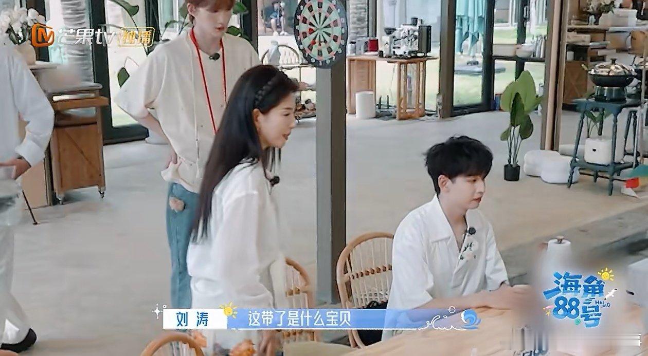 孟川上节目送锅海角88号 孟川上节目送章丘大铁锅，这礼物一展示就不同凡响，刘涛看