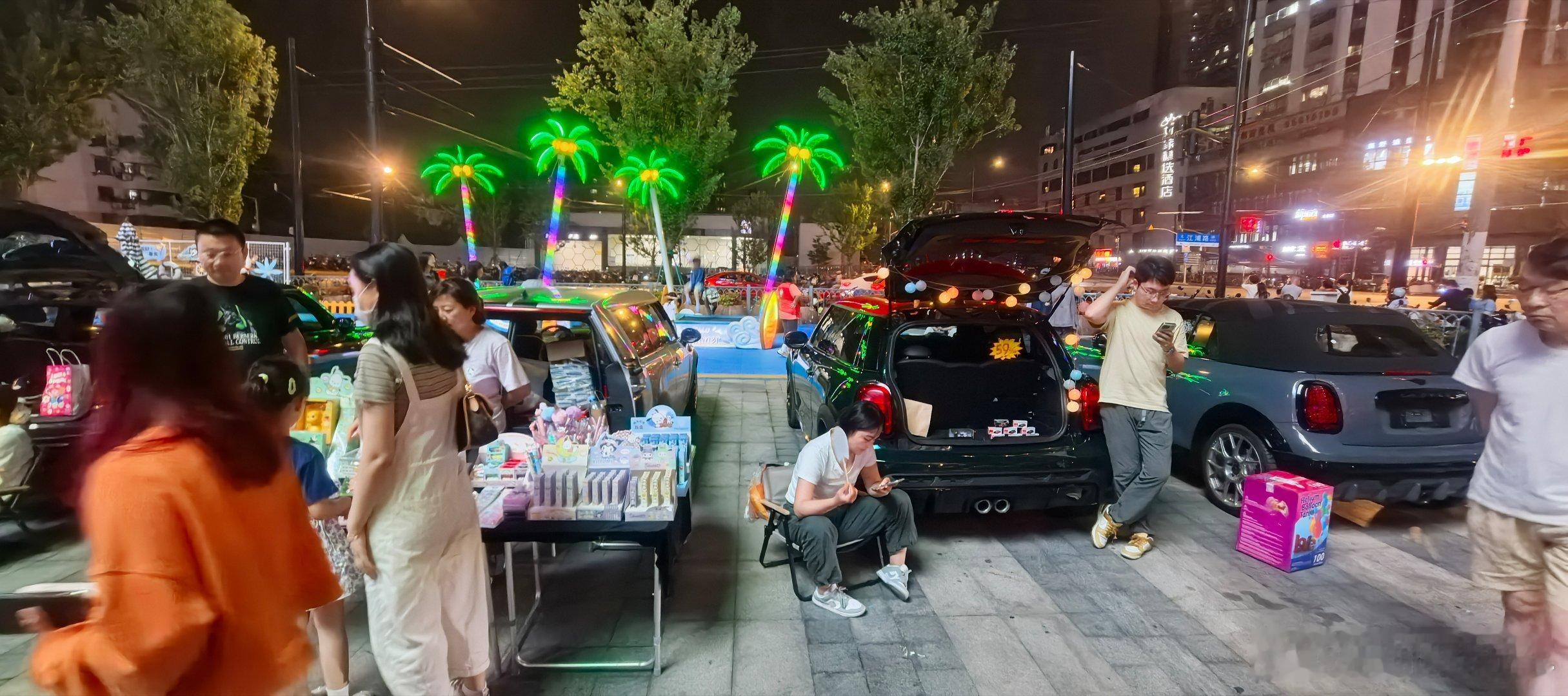 逛商场遇到Mini Cooper组织的小型市场，车虽不大，但似乎还挺能装！大v聊