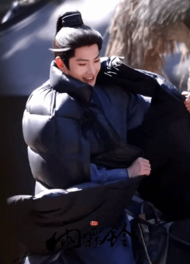 曝杨洋和顶流95花谈过恋爱有传是赵露思，真是锅从天上来，之前传过绯闻的女星有李沁