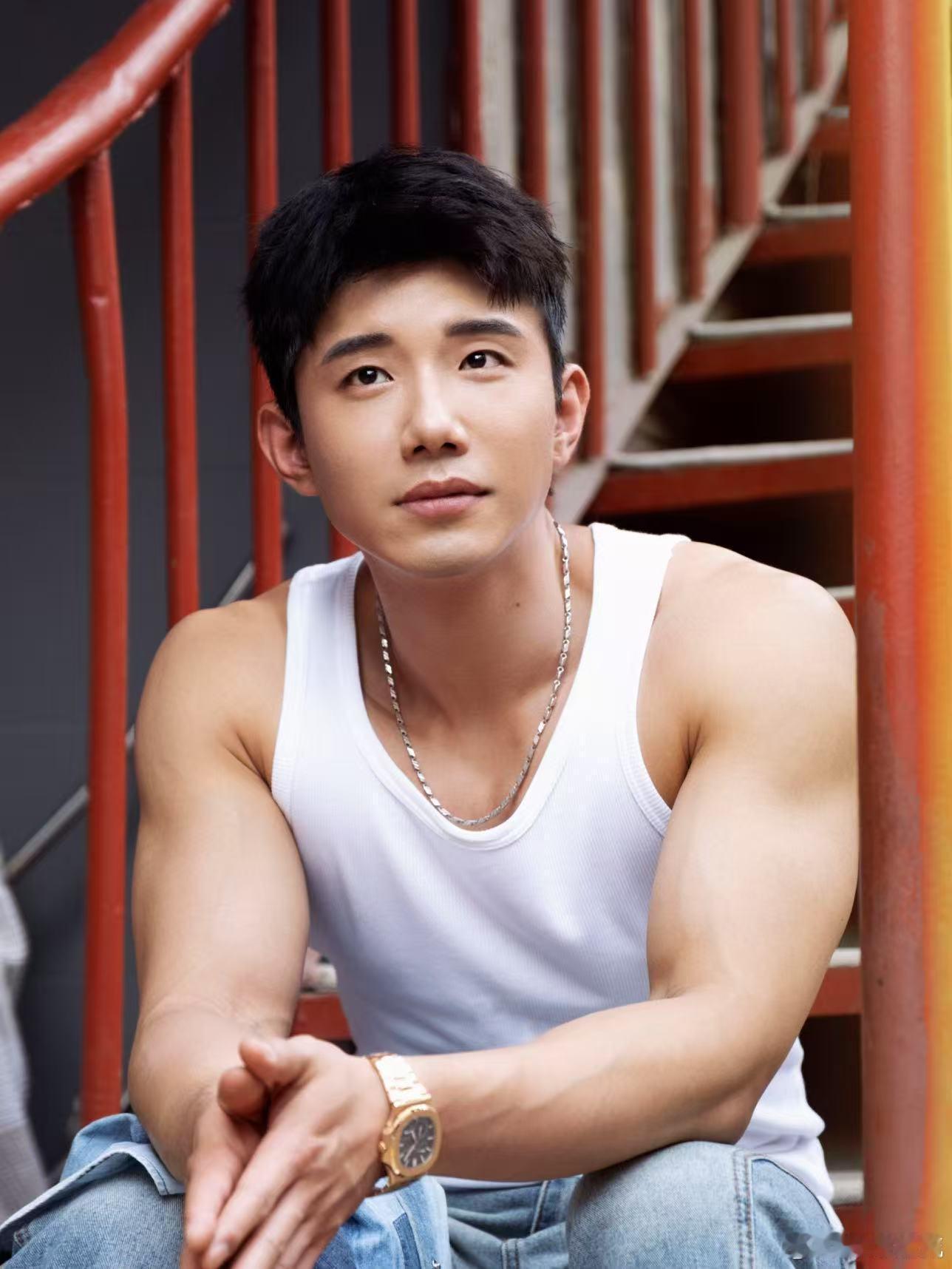 赵仁杰一款生活感男友赵仁杰县城文学代入感 狠狠破防了！赵仁杰这组老街大片太绝，磨