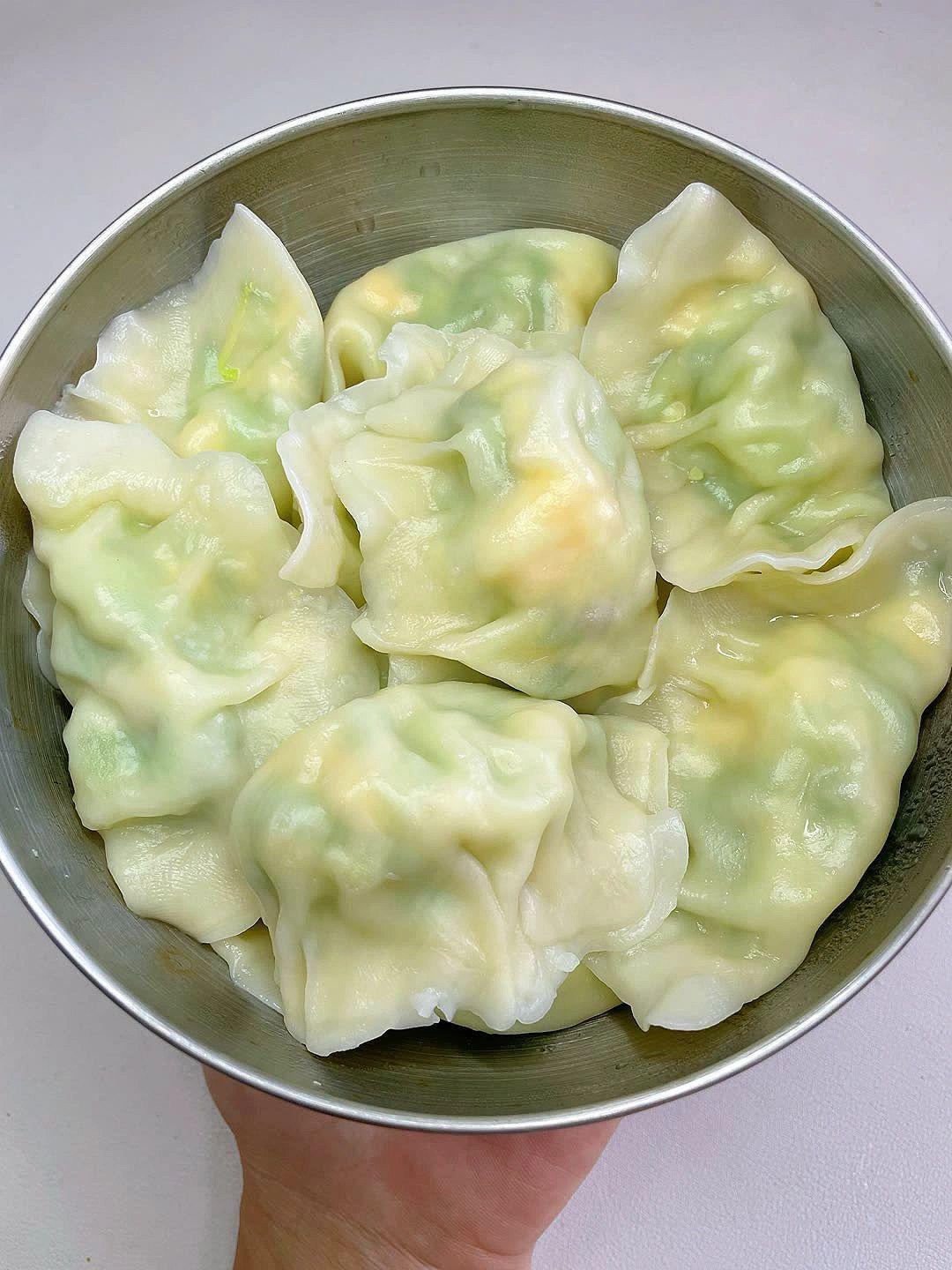 饺子，比肉还好吃！
不是我吹！西葫芦素饺连吃三天，都吃不够。
而且比肉馅的好吃一