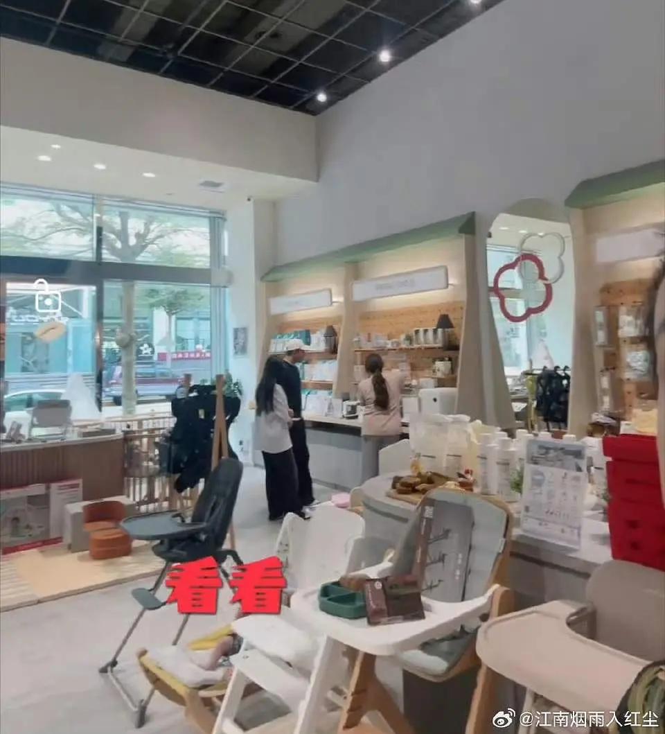 刚刚看到一个新闻，小玥儿给马筱梅儿子买礼物，感觉她小小年纪就要学会懂事，适应复杂