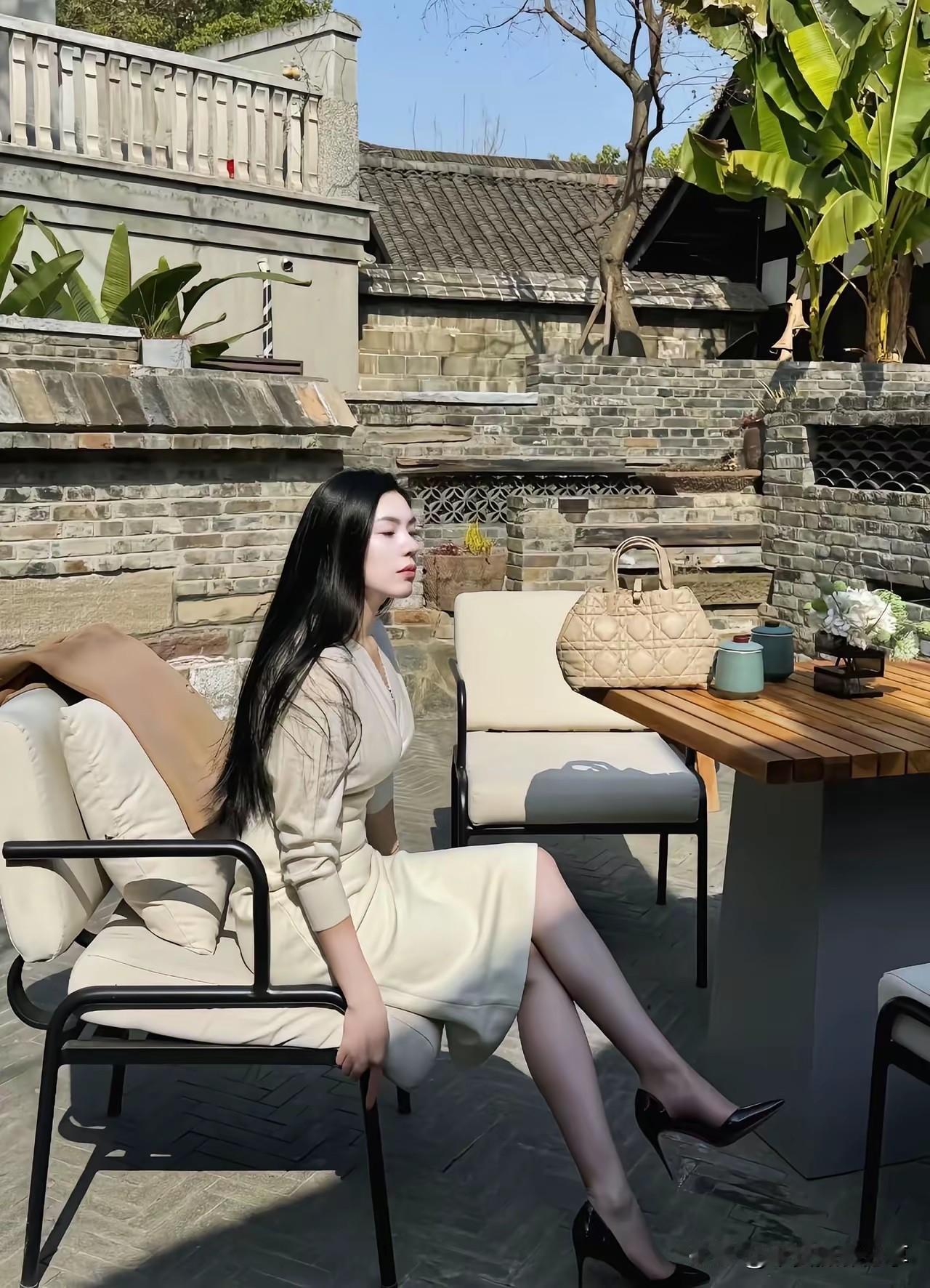 优雅午后，静享时光，黑白配穿搭，尽显都市女性魅力。黑白色调穿搭 黑白裙子穿搭 高