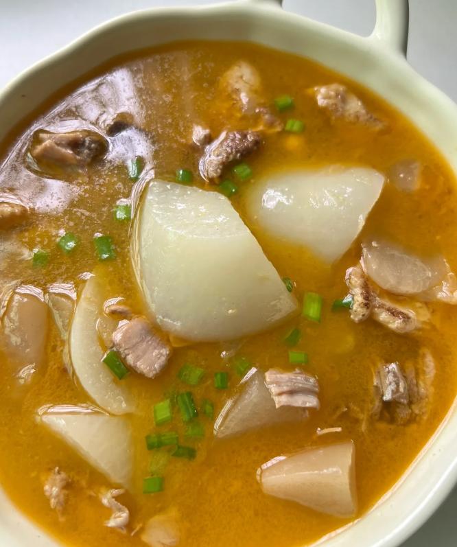 今日处暑，这些时节美食给家人安排上吧！
处暑美食推荐：
1、酸萝卜老鸭汤、百合鸭