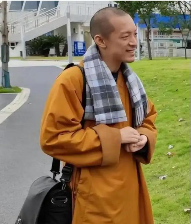 “寺庙里的人际关系，比社会更复杂。”
 
这话从一个满脸平静的年轻人嘴里说出来，