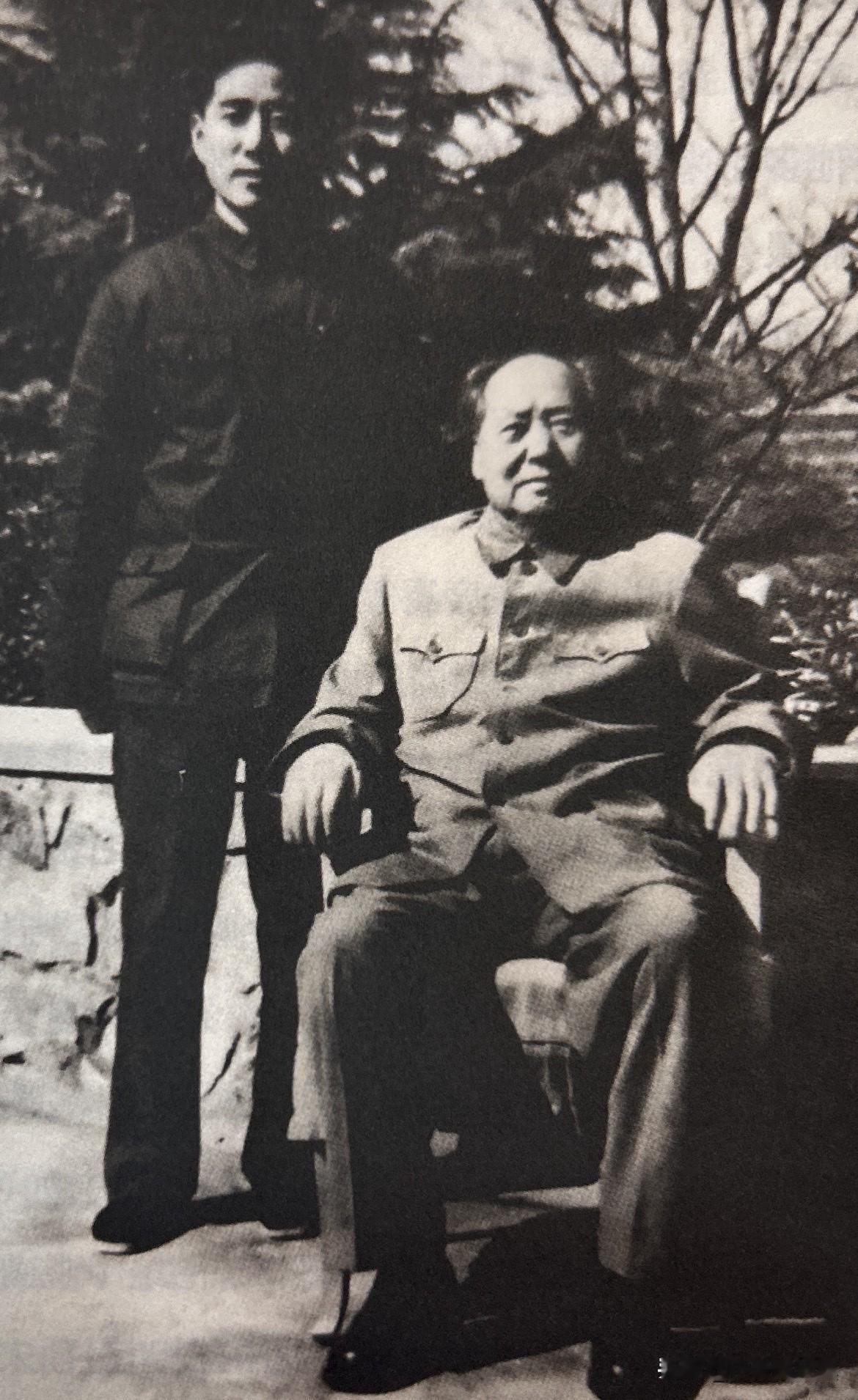 上世纪六十年代，警卫战士曲琪玉和毛主席在一起合影。曲琪玉，男，汉族，1927年出