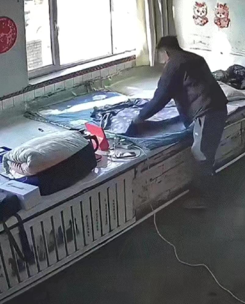 辽宁，一男子独自回到无人居住的老家过年，春节结束后，男子又要踏上返程务工之路。