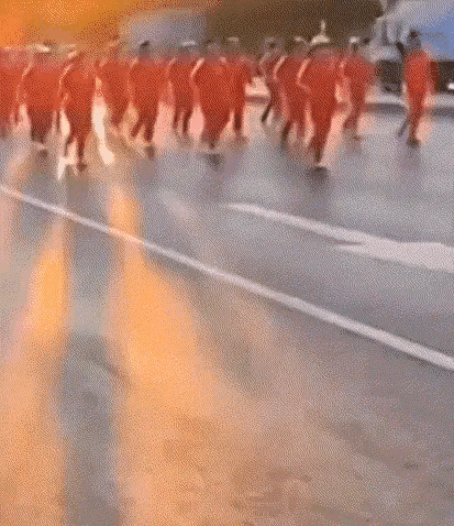 有人说洒水车做的对，也有人说有点过分了，你们说洒水车做的对吗？