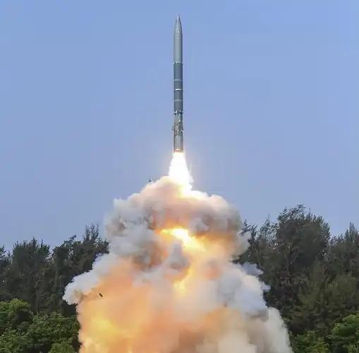 白俄罗斯卢卡申科：“榛树”中程高超音速弹道导弹已在白俄罗斯列装并进入战斗值班状态