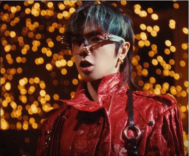 #华晨宇新歌MV燃起来了##华晨宇化成雨也熄灭不了的火焰# MV皮衣皮裤帅到失语