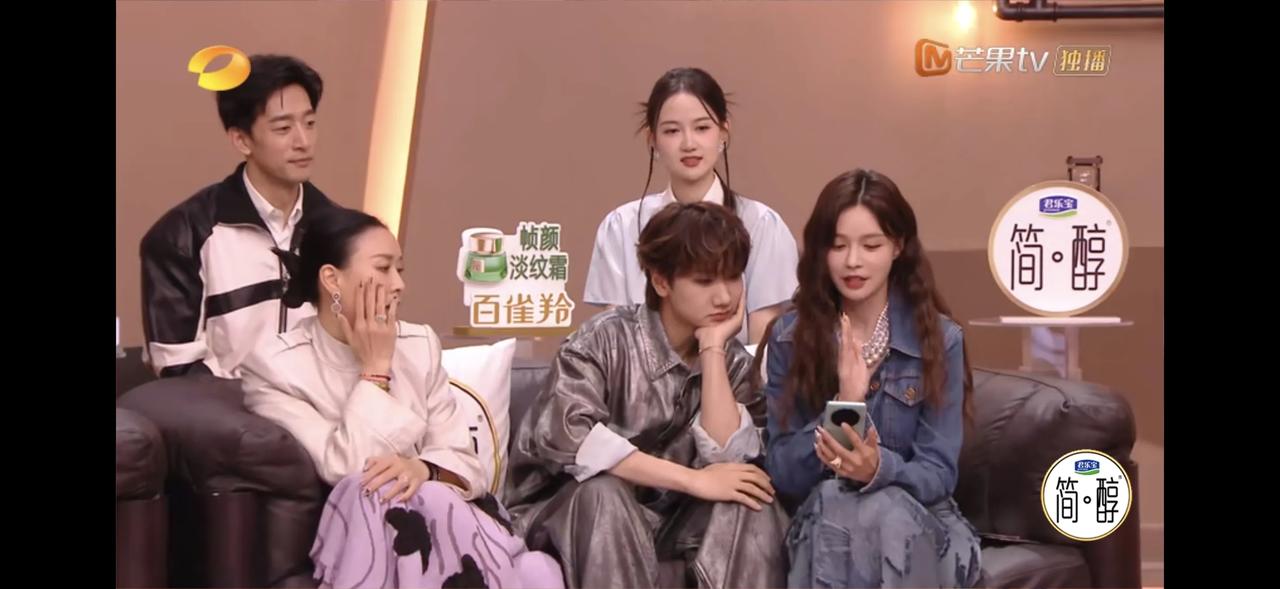 那英和杨杨的这一段，像极了村门口吃瓜的大爷大妈，汪苏泷不容易啊！
那英在孙楠到来