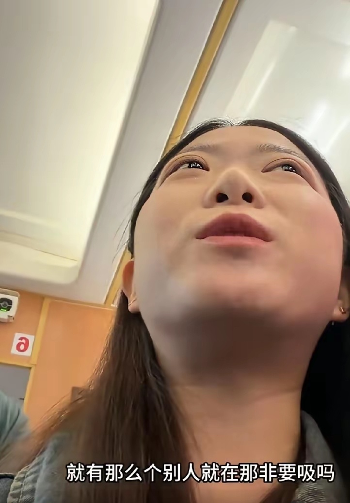 刚刷到一个视频，一女士在火车上投诉有人在“吸烟处”抽烟，列车长反复解释那是专门划