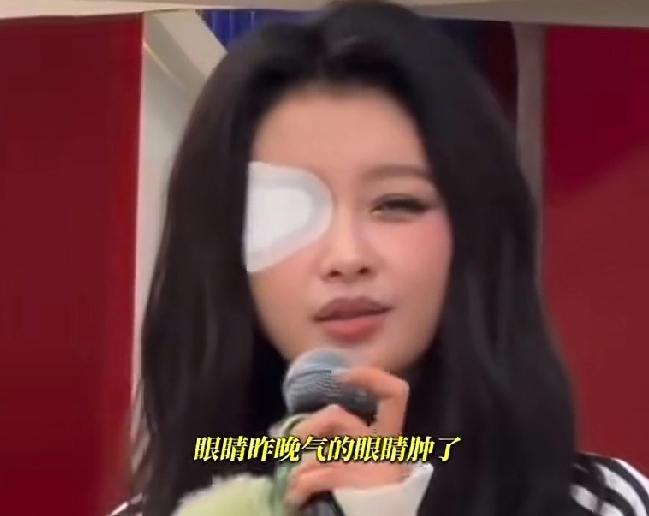 孙怡因为自己输给了阚清子，导致队里的赵子琪被淘汰，生气自责了一晚上，第二天眼睛居