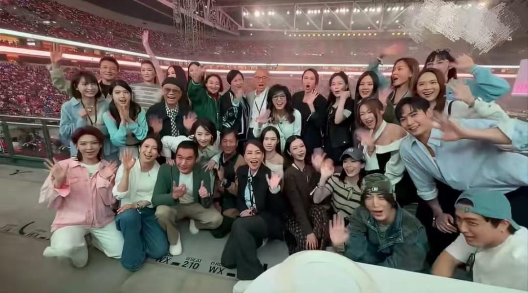 香港艺人在大是大非面前还是拎得清的。5月3日英皇25周年演唱会第一场，因为有张敬