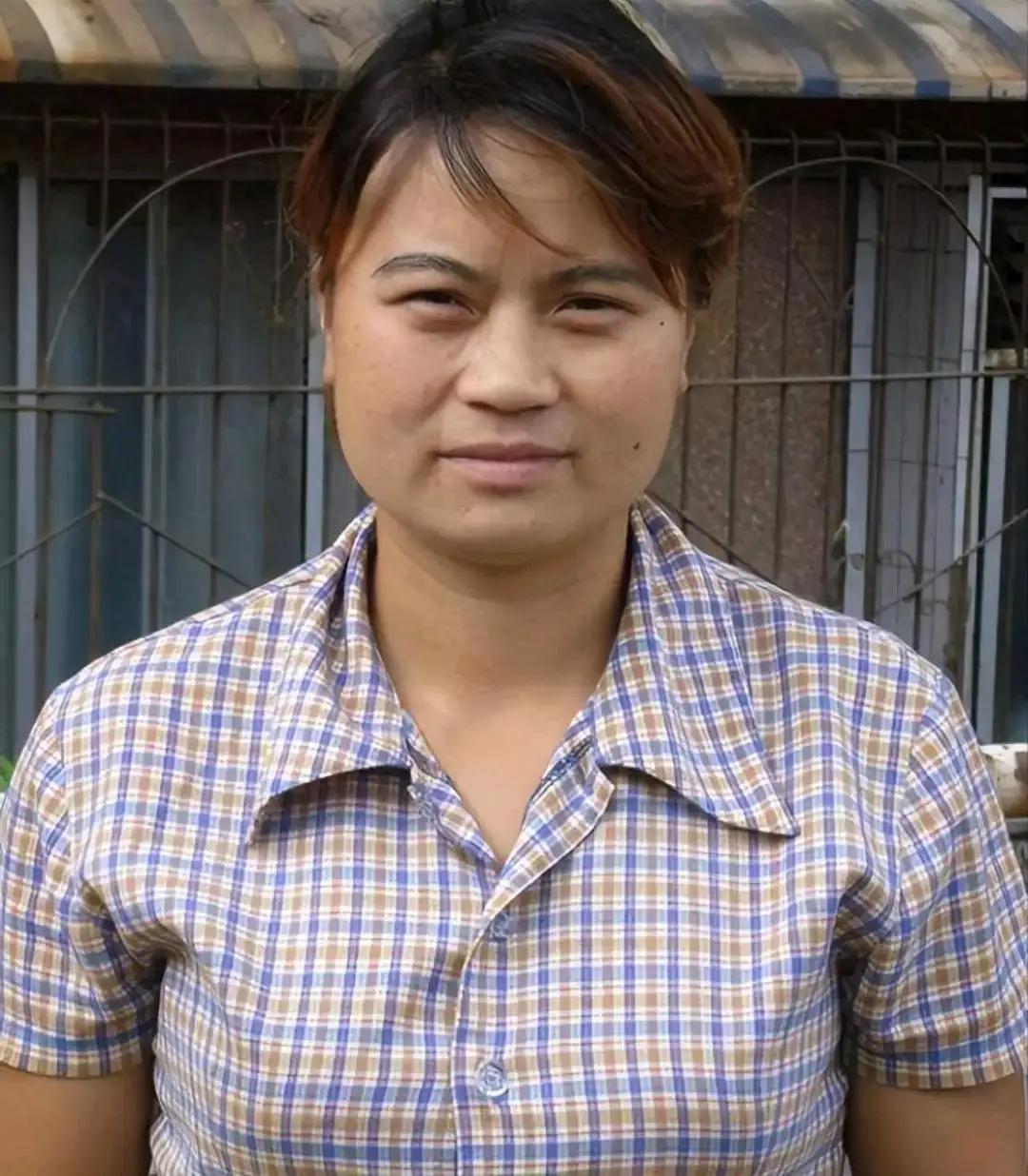1999年，贵阳一女子对家里的双胞胎女儿说：“妈妈去买蛋糕，你们在家要乖乖的哦。