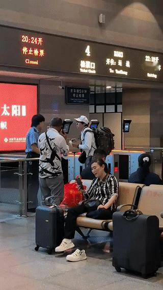 男子乘火车意外错过了最后的检票上车时间！
等他匆忙赶到检票口的时候，发现早就已经