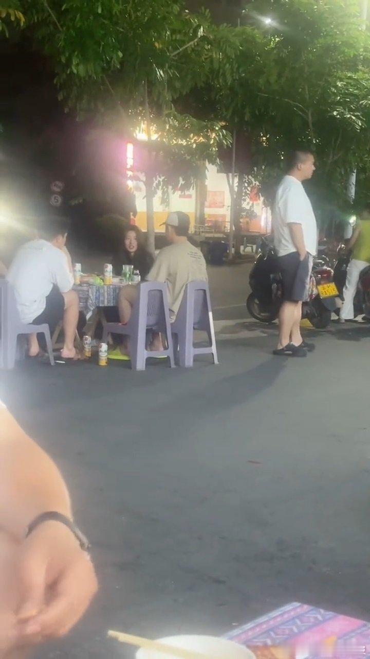 黄景瑜偶遇黄景瑜徐若晗吃街头烧烤黄景瑜徐若晗街头吃烧烤 好喜欢《明川有知夏》这剧