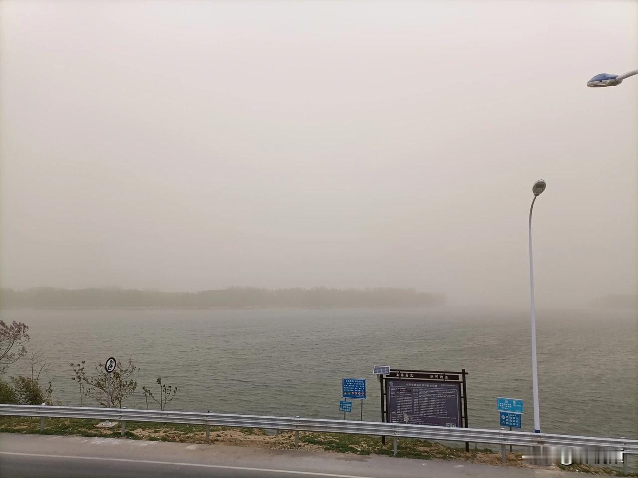 来自蒙古国的沙尘暴，影响了整个华北，而且影响了华东地区，今天上午山东临沂郯城拍摄