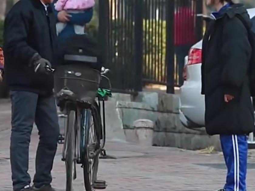 每次孩子说想爸爸，我都说他去上班赚钱。
孩子很开心。可她不知道，她爸天天穷得踩单