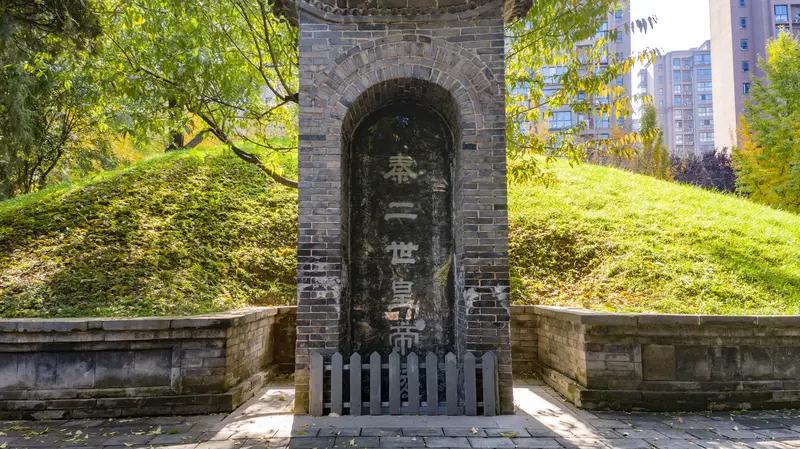 历史上有些皇帝看似风光无限，实则下场悲惨。秦二世胡亥就是典型。他本没资格当皇帝，