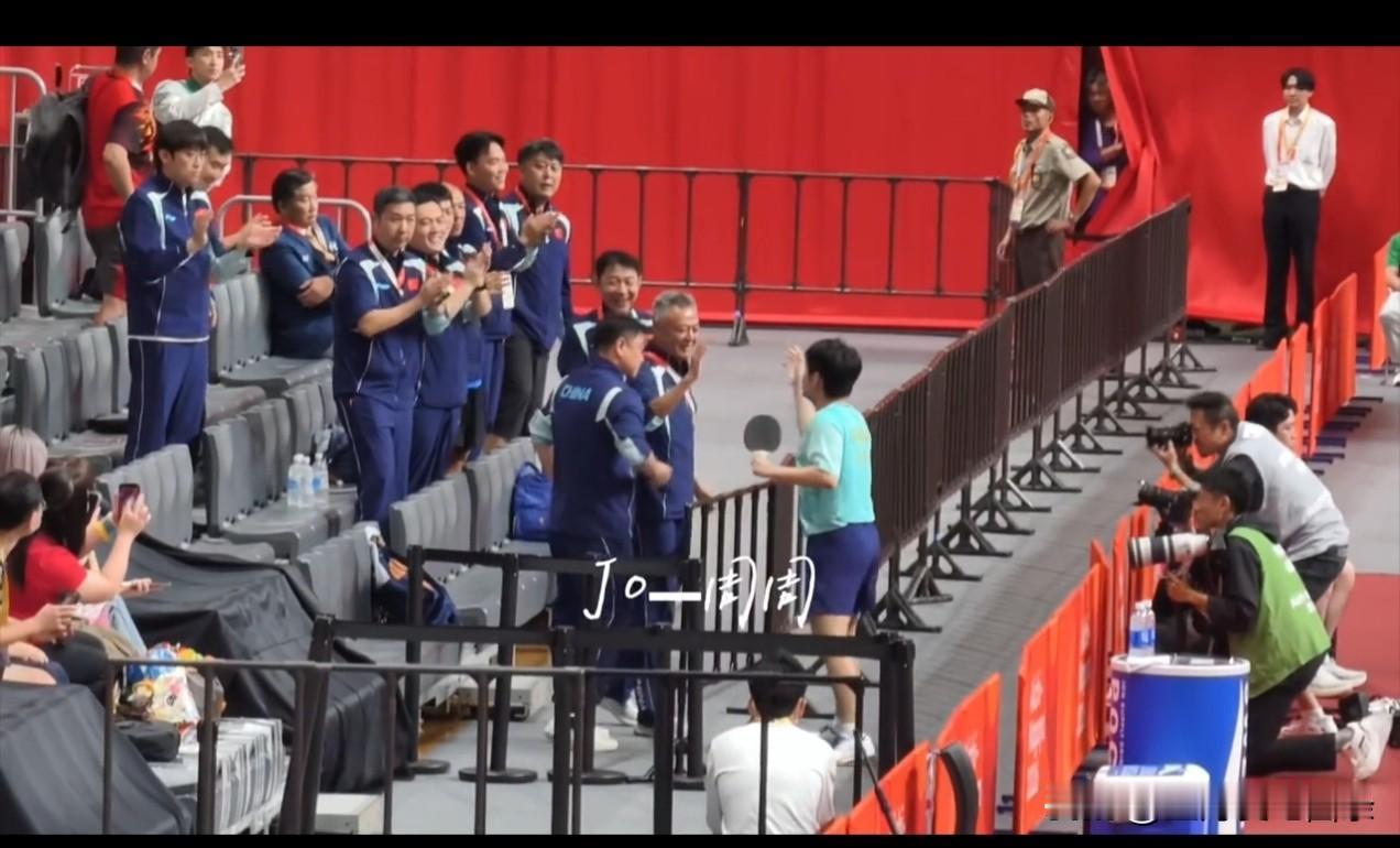 林诗栋好棒，4-2赢了松岛辉空。
打完最后一个球，他整个人蹦起来了，直接跳出场外